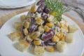 Быстрый салат с кукурузой и сухариками