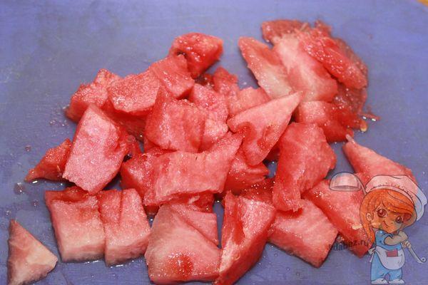 Мякоть нарезаем на кусочки Мякоть нарезаем на кусочки