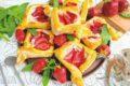 Слойки с клубникой из слоеного теста
