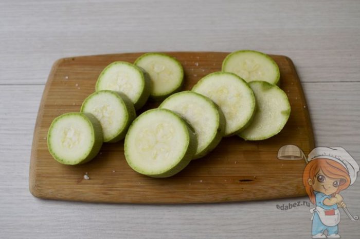 Режем кабачок кружочками