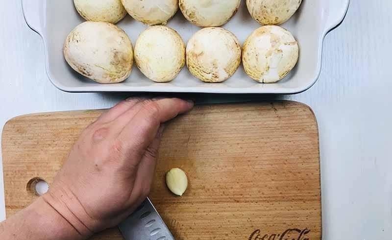 Запечённые шампиньоны с сыром дорблю и чесноком