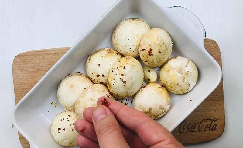 Запечённые шампиньоны с сыром дорблю и чесноком