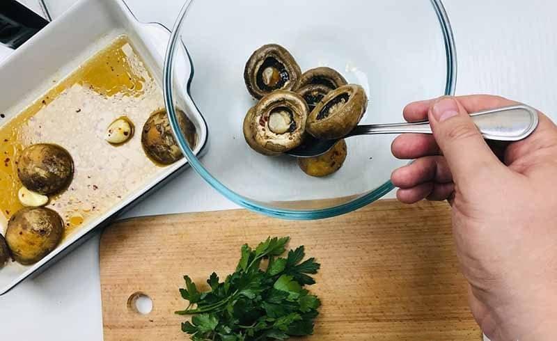 Запечённые шампиньоны с сыром дорблю и чесноком