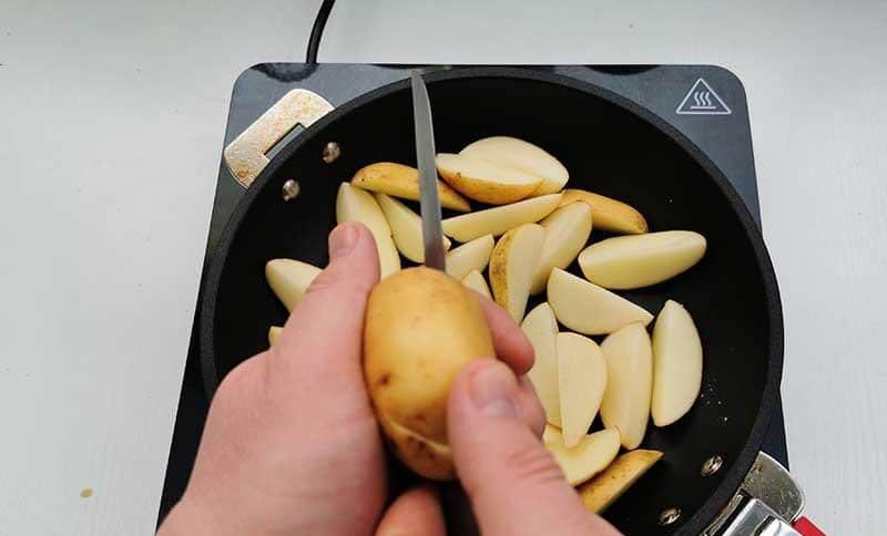 Запечённый молодой картофель со сливочным маслом: весеннее лакомство