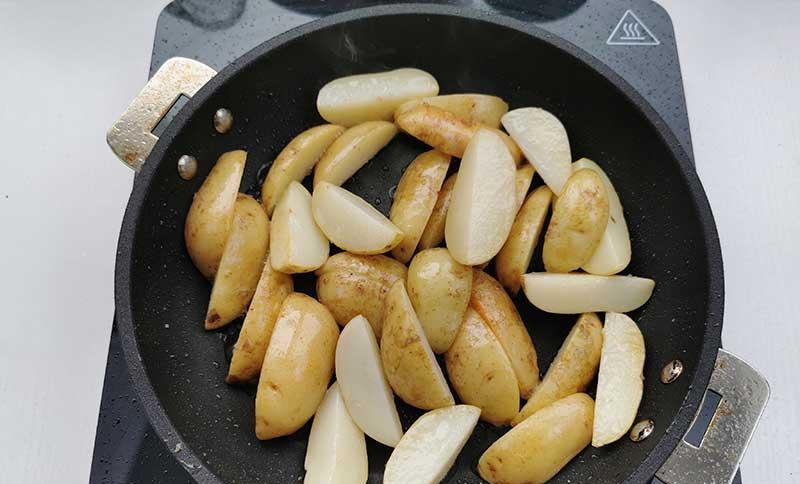 Запечённый молодой картофель со сливочным маслом: весеннее лакомство