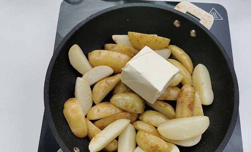 Запечённый молодой картофель со сливочным маслом: весеннее лакомство