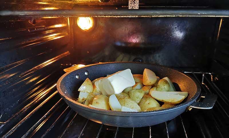 Запечённый молодой картофель со сливочным маслом: весеннее лакомство