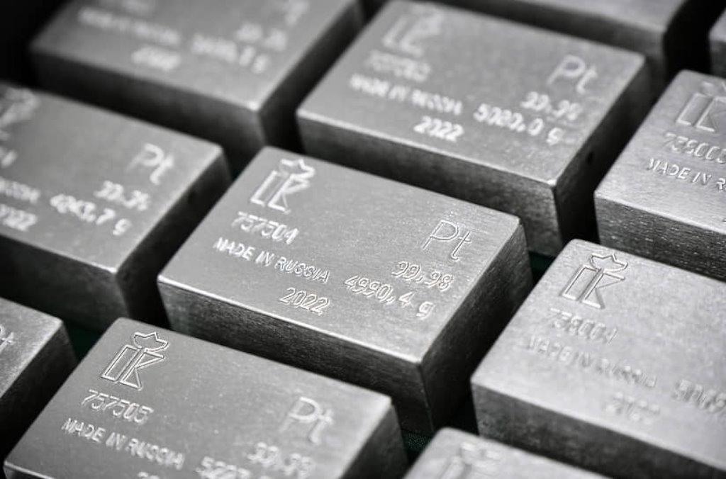 Платиновая посуда и столовые приборы: драгоценный металл на кухне
