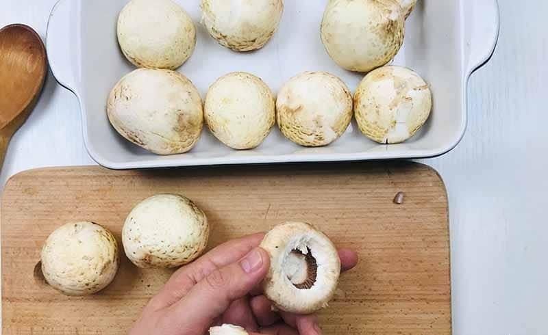 Запечённые шампиньоны с сыром дорблю и чесноком