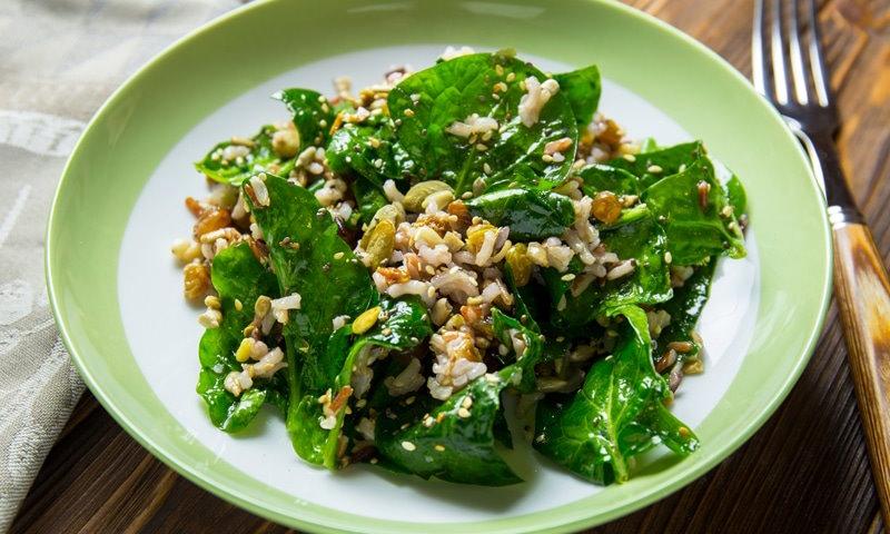 Летний салат со шпинатом, рисом и апельсиновым соусом