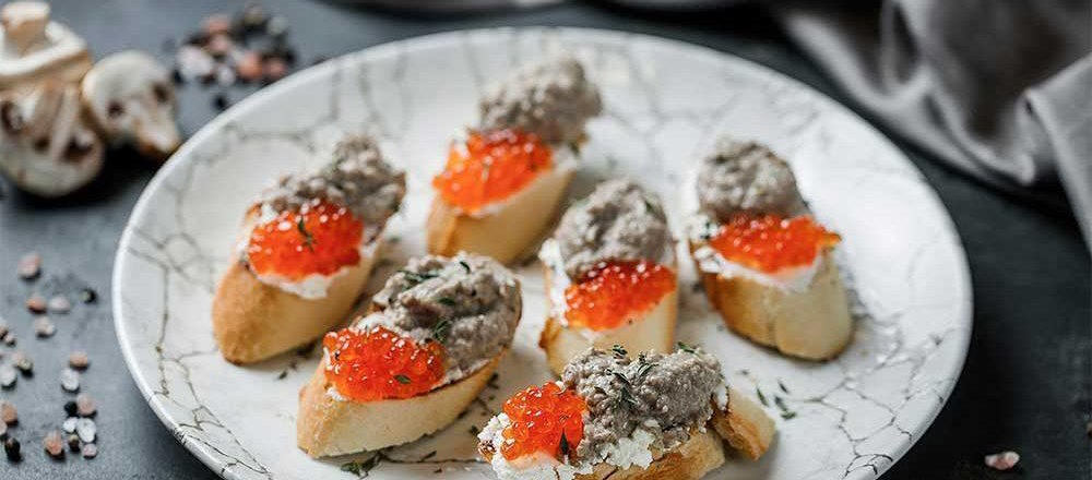 Канапе с грибным паштетом и красной икрой — элегантная закуска для любого повода