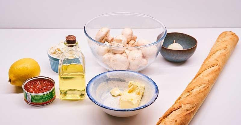 Канапе с грибным паштетом и красной икрой — элегантная закуска для любого повода