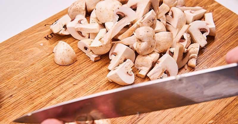Канапе с грибным паштетом и красной икрой — элегантная закуска для любого повода