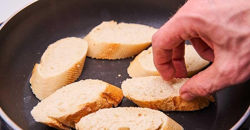 Канапе с грибным паштетом и красной икрой — элегантная закуска для любого повода