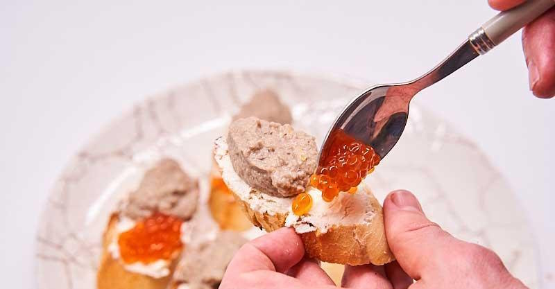 Канапе с грибным паштетом и красной икрой — элегантная закуска для любого повода