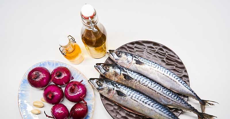 Запечённая скумбрия с красным луком: простой способ раскрыть вкус рыбы