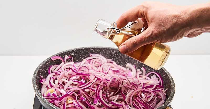 Запечённая скумбрия с красным луком: простой способ раскрыть вкус рыбы