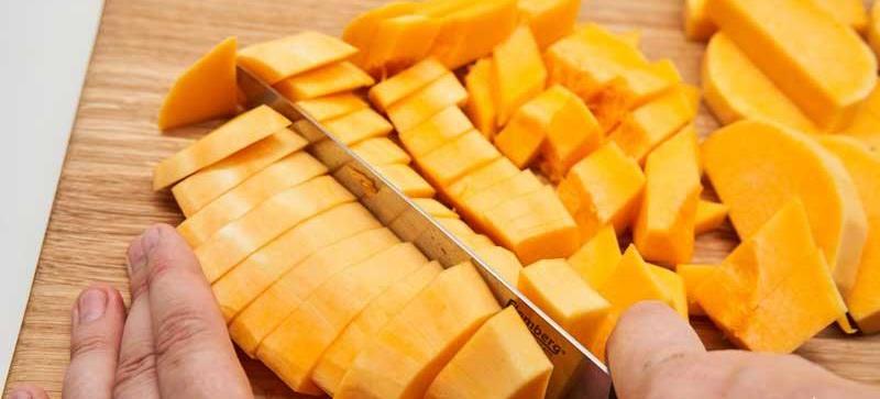 Запечённая цветная капуста с тыквенным соусом и голубым сыром