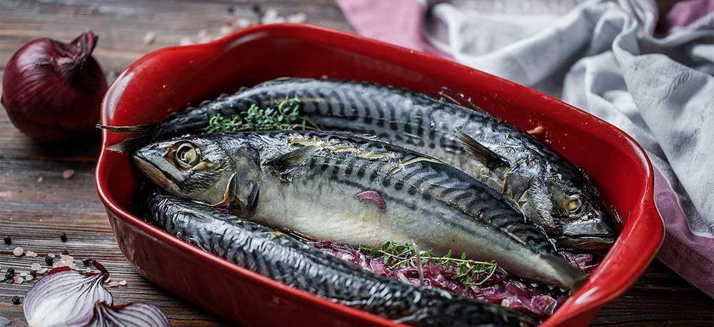 Запечённая скумбрия с красным луком: простой способ раскрыть вкус рыбы