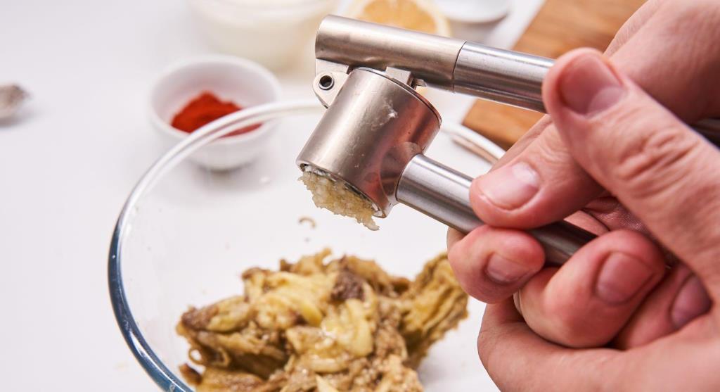 Пюре из баклажанов с йогуртом — нежная закуска с ярким вкусом